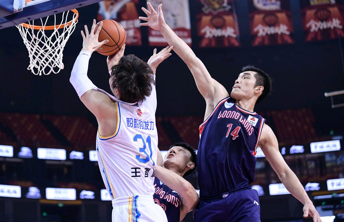 Scout与90激战老鹰分钟,险胜胜负难料!,哈登焦点对战赛场气氛高涨的简单介绍 Scout与90激战老鹰分钟,险胜胜负难料!,哈登焦点对战赛场气氛高涨的简单介绍